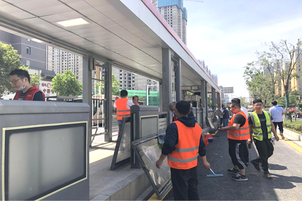 中共鄭州赫喆文化傳播有限公司黨支部組織學(xué)習(xí)“三項(xiàng)工程一項(xiàng)管理”實(shí)施意見開展“BRT站臺環(huán)境設(shè)施改造”主題活動(dòng)